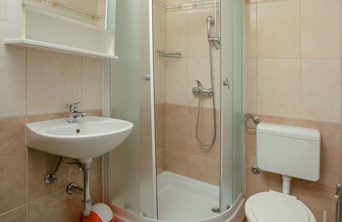 Brnobici Apartment | Cosy apartment for 3 guests with pool, WIFI, TV, terrace and parking