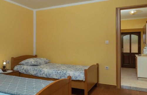 Brnobici Apartment | Cosy apartment for 3 guests with pool, WIFI, TV, terrace and parking