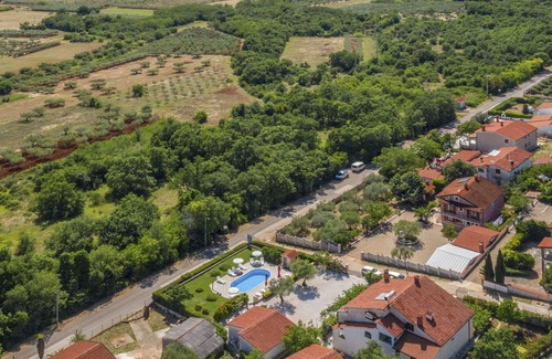 Brnobici Apartment | Cosy apartment for 3 guests with pool, WIFI, TV, terrace and parking