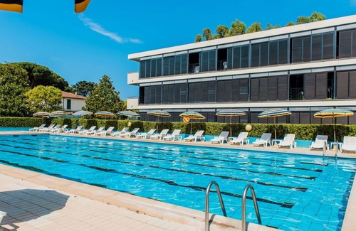 Marina di Bibbona Apartment | Cosy apartment for 4 guests with WIFI, A/C, pool, TV, terrace, pets allowed and parking
