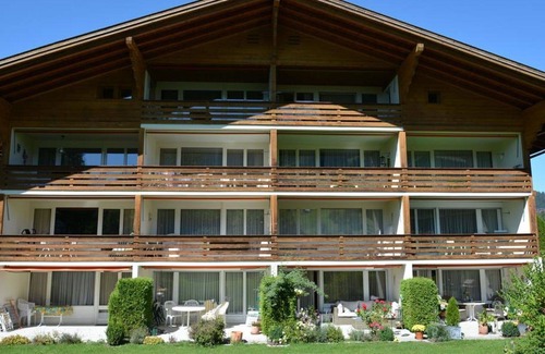 Gstaad Apartment | Cosy apartment for 4 guests with WIFI, TV, balcony and pets allowed