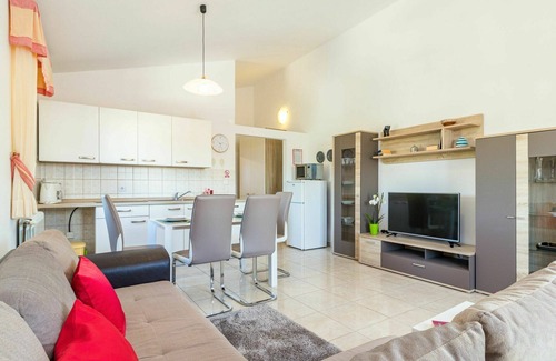 Nova Vas Apartment | Cosy apartment for 4 guests with WIFI, pool, A/C, TV, balcony, pets allowed and parking
