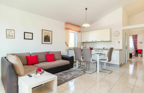 Nova Vas Apartment | Cosy apartment for 4 guests with WIFI, pool, A/C, TV, balcony, pets allowed and parking