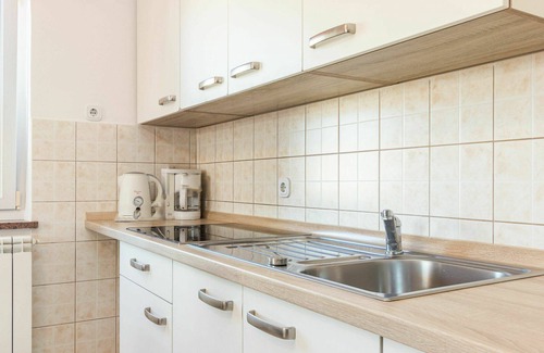 Nova Vas Apartment | Cosy apartment for 4 guests with WIFI, pool, A/C, TV, balcony, pets allowed and parking