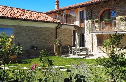 Bonvicino Apartment | Cosy apartment for 4 guests with pool, terrace and parking
