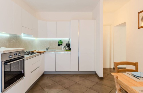 Carlazzo Apartment | Cosy apartment for 4 people with WIFI, TV, terrace, pets allowed, panoramic view and parking