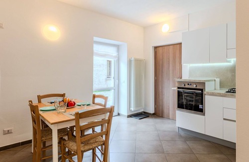 Carlazzo Apartment | Cosy apartment for 4 people with WIFI, TV, terrace, pets allowed, panoramic view and parking