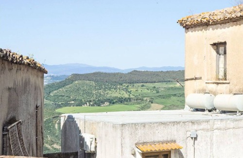 Strongoli Apartment | Cosy apartment for 4 guests with WIFI, balcony, pets allowed, panoramic view and parking