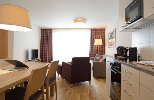 Tavanasa Apartment | Cosy apartment for 4 people with WIFI, pool, hot tub, TV, patio, panoramic view and parking