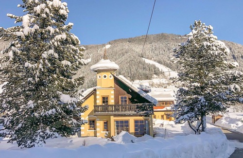 Gnesau Apartment | Cosy apartment for 5 guests with hot tub, WIFI, TV, patio, pets allowed, panoramic view and park.