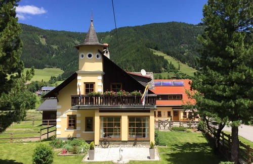 Gnesau Apartment | Cosy apartment for 5 guests with hot tub, WIFI, TV, patio, pets allowed, panoramic view and park.
