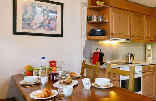 Sonvico Apartment | Cosy apartment for 5 people with pool, WIFI, TV, patio, pets allowed, panoramic view and parking
