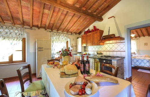 Peccioli Apartment | Cosy apartment for 6 guests with A/C, WIFI, pool, TV, pets allowed, panoramic view and parking