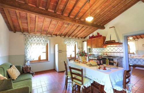 Peccioli Apartment | Cosy apartment for 6 guests with A/C, WIFI, pool, TV, pets allowed, panoramic view and parking