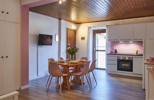 Claino Con Osteno Apartment | Cosy apartment for 6 guests with WIFI, TV, pets allowed and parking