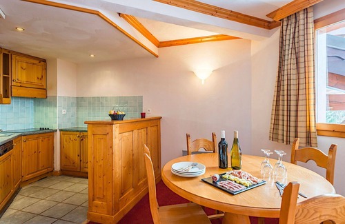Plagne Soleil Apartment | Cosy apartment for 7 guests with WIFI, pool, TV, terrace, pets allowed and parking