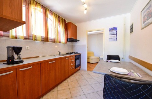 Sarsoni Apartment | Cosy apartment for 8 people with WIFI, private pool, TV, terrace, pets allowed and parking