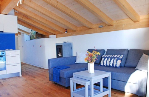 Porto Ronco Apartment | Cosy apartment for 4 people with WIFI, TV, balcony, pets allowed, panoramic view and parking