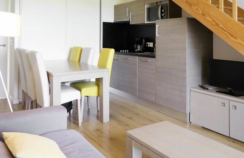 Biscarrosse Plage Apartment | Cosy apartment for 6 people with pool, hot tub, WIFI, TV, terrace, pets allowed and parking