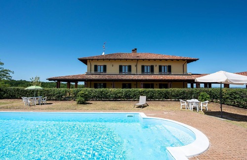 Mombaruzzo Apartment | Cosy apartment for 12 guests with pool, WIFI, TV, balcony, pets allowed and parking