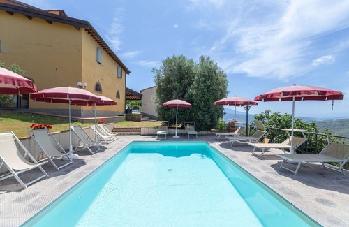 Montebonello Apartment | Cosy apartment for 8 guests with pool, WIFI, TV, pets allowed, panoramic view and parking