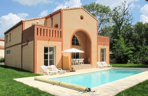 Pont-de-Larn House | Cosy apartment in villa for 8 guests with private pool, TV, terrace, pets allowed and parking