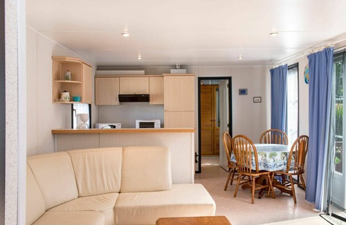Les Cabanes de Fleury House | Cosy apartment in villa for 6 guests with pool, WIFI, A/C, TV, terrace, pets allowed and parking