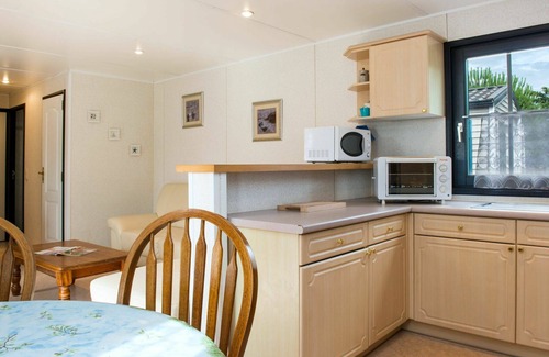 Les Cabanes de Fleury House | Cosy apartment in villa for 6 guests with pool, WIFI, A/C, TV, terrace, pets allowed and parking