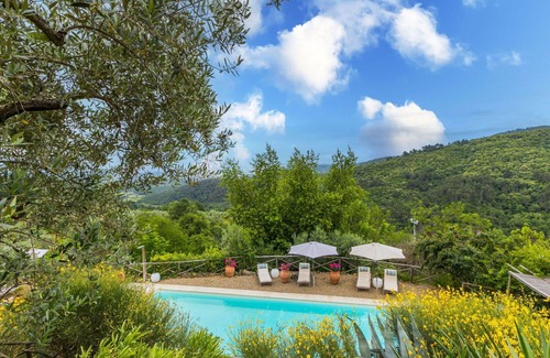 Moncioni Villa | Cosy apartment in villa for 2 guests with pool, WIFI, TV, pets allowed, panoramic view and parking