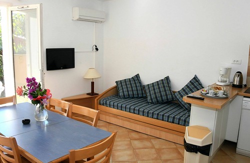Pineto House | Cosy apartment in villa for 8 people with pool, WIFI, TV, terrace, pets allowed and parking