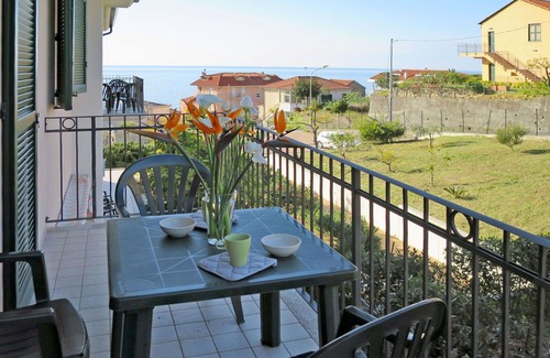 Cipressa Apartment | Cosy apartment for 6 guests with WIFI, TV, balcony and pets allowed