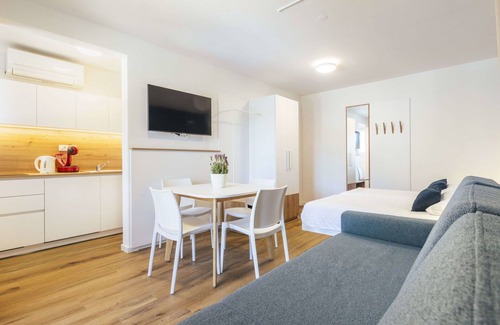 Strunjan Apartment | Cosy apartment with A/C, pool, WIFI, TV, terrace, pets allowed, panoramic view and parking