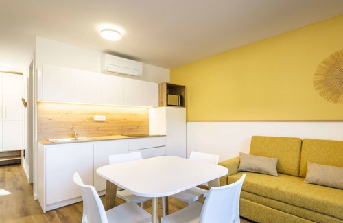 Strunjan Apartment | Cosy apartment with A/C, pool, WIFI, TV, terrace, pets allowed, panoramic view and parking