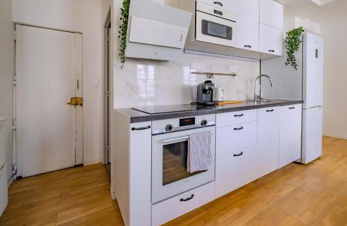 Quartier de Rochechouart Apartment | Cosy Apt 6 Guests for Family
