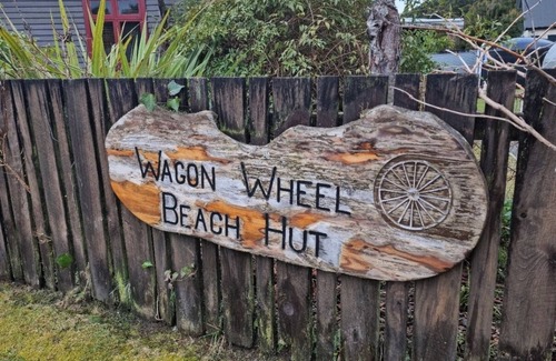 Haast House | Cosy Bach, minutes to Neil's Beach, Jacksons Bay, with lots of adventures.