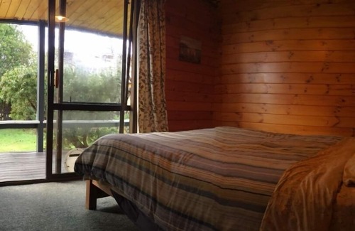 Holdens Bay House | Cosy bach, stunning lakefront site, handy location