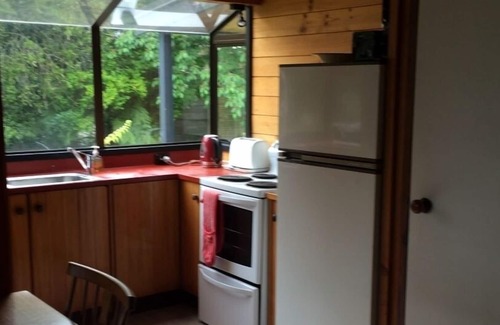 Holdens Bay House | Cosy bach, stunning lakefront site, handy location