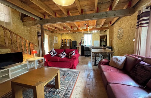 Montignac House | Cosy barn in Montignac Lascaux. 1.5km to Grottes de Lascaux. Pets welcome!