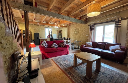 Montignac House | Cosy barn in Montignac Lascaux. 1.5km to Grottes de Lascaux. Pets welcome!