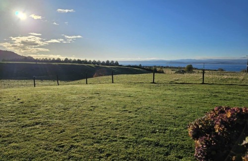 Kuratau House | Cosy bedroom with garden and lake view in a house in front of Taupo Lake!