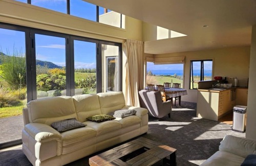 Kuratau House | Cosy bedroom with garden and lake view in a house in front of Taupo Lake!