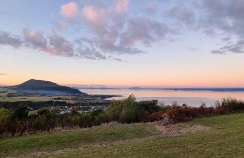 Kuratau House | Cosy bedroom with garden and lake view in a house in front of Taupo Lake!