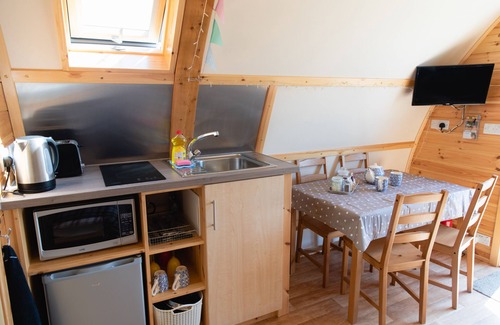 Northallerton Cabin | Cosy Cabin with Hot Tub in North Yorkshire