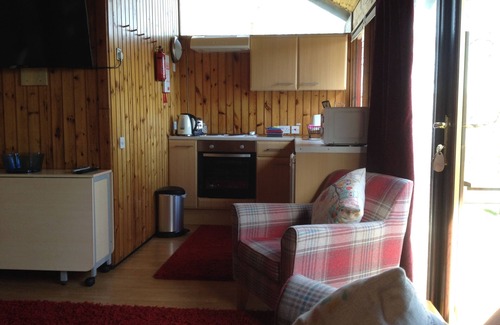 Taynuilt Cabin | Cosy cabin with open views of Loch Awe.