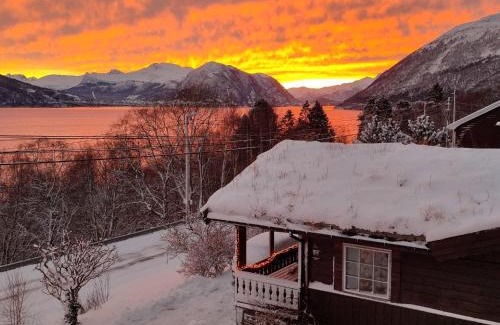 Volda Ski Chalet | Cosy chalet, 100m2 with fjordview!