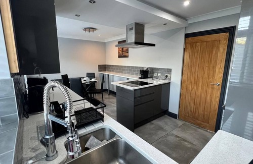 Dadlington House | Cosy Corner Coventry - Modern w/Jetted Tub/Garden