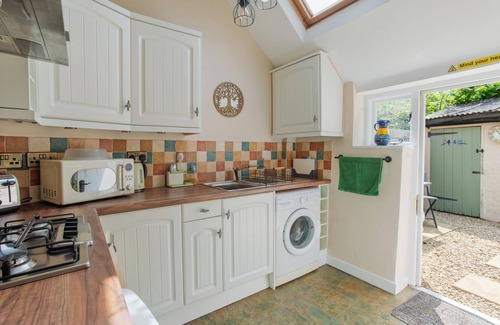 Malmesbury Cottage | Cosy cottage a short walk from coffee shop, cafes, shops, pubs and restaurants