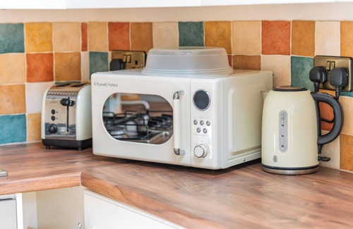 Malmesbury Cottage | Cosy cottage a short walk from coffee shop, cafes, shops, pubs and restaurants
