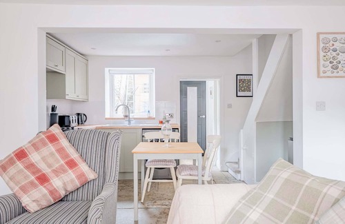 Yeovil House | Cosy Cottage in Crewkerne, Free on Street Parking
