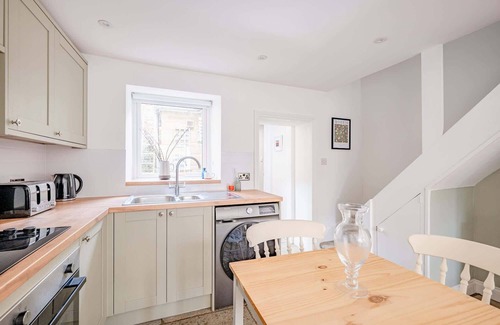 Yeovil House | Cosy Cottage in Crewkerne, Free on Street Parking